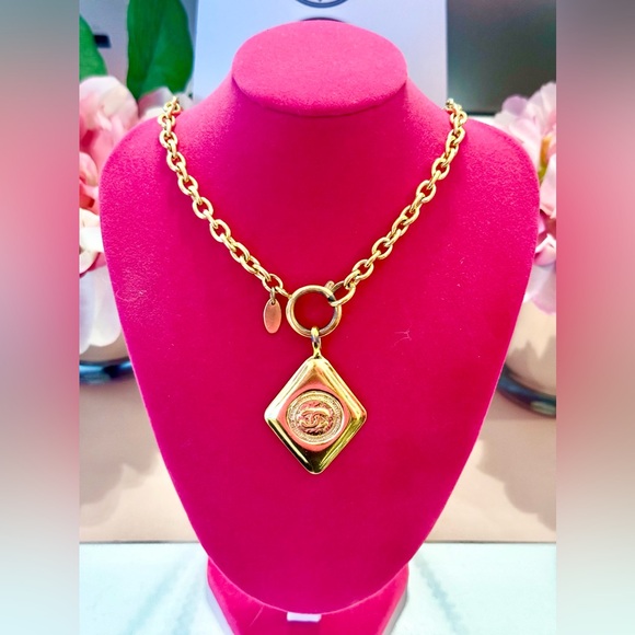 CHANEL Jewelry - RE LISTED IN CLOSET Vintage Chanel Gold Necklace